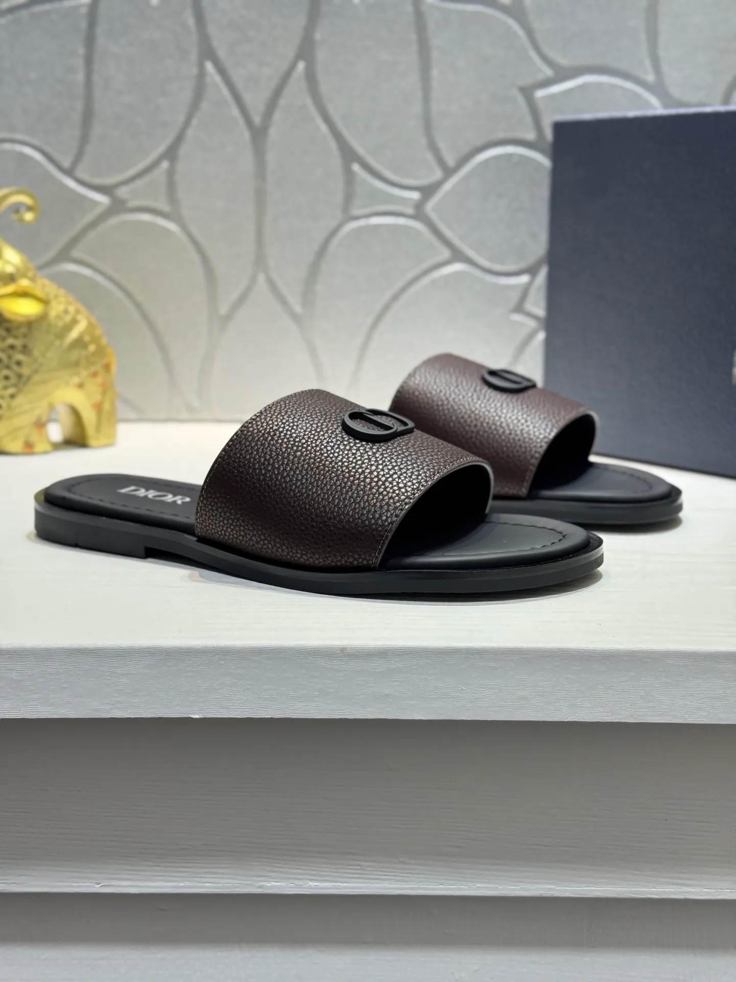 Men's men's shoes 💰320 [New style] 🦇🦇𝐂𝐡𝐫𝐢𝐬𝐭𝐢𝐚𝐧 𝐃𝐢𝐨𝐫 Dior slippers - the latest hot sandals, classic sandals, original replicas, super durable and versatile, cowhide leather with hardware accessories, very comfortable on the feet Look slim and white. Original molded outsole size: 38-44 (.45. Customized